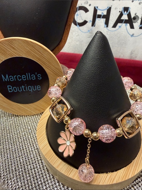 Marcella’s Boutique Jewelry - Pink Daisy Charm glass Stretch Bracelet. 🆕